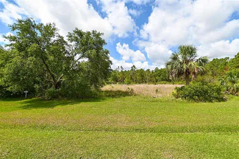 a view of yard and lake