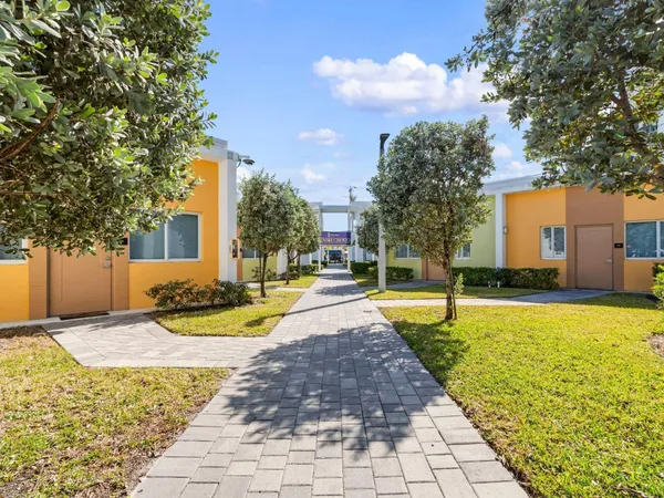 a view of a house with backyard and garden