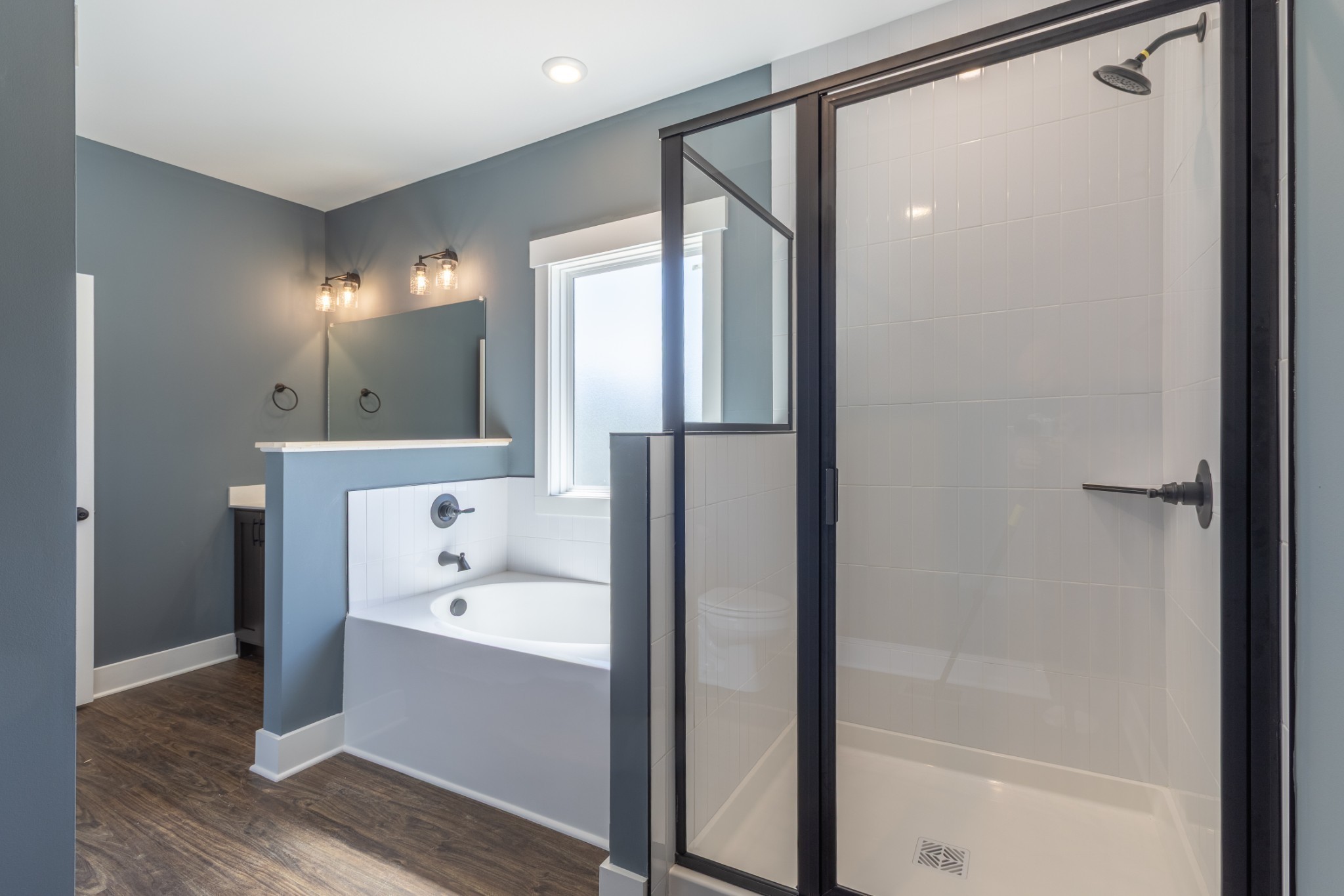 2060 Beverly Court Springfield, TN 37172 - Photo 23 of 33 a bathroom with a bathtub and a sink