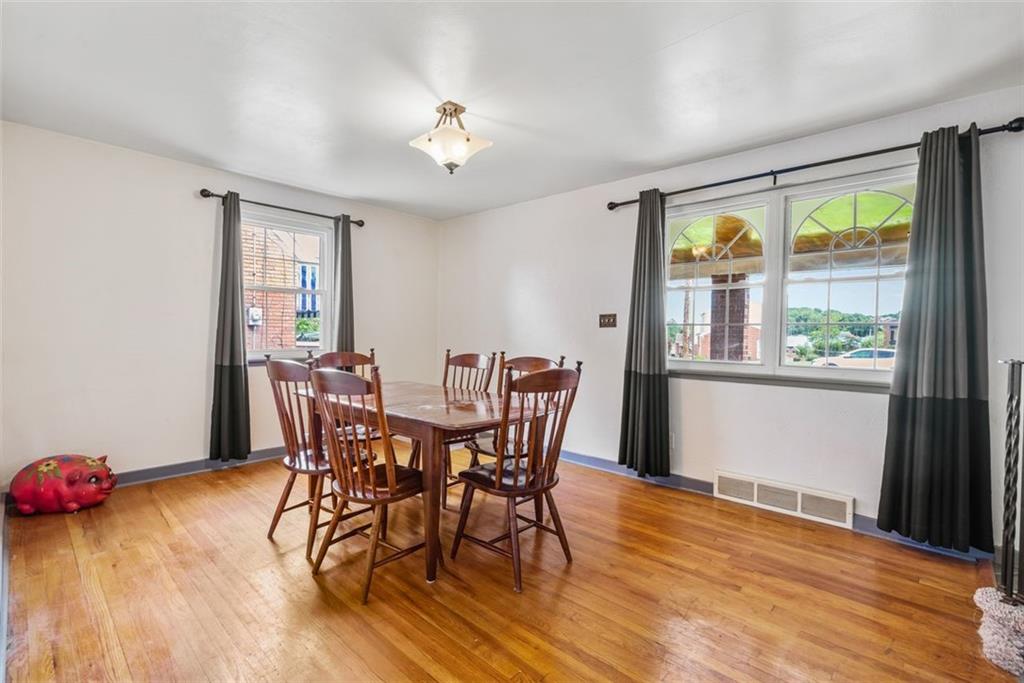 404 Scene Ridge Road McKeesport, PA 15133 - Photo 10 of 25 Dining Room can handle all the Guests!