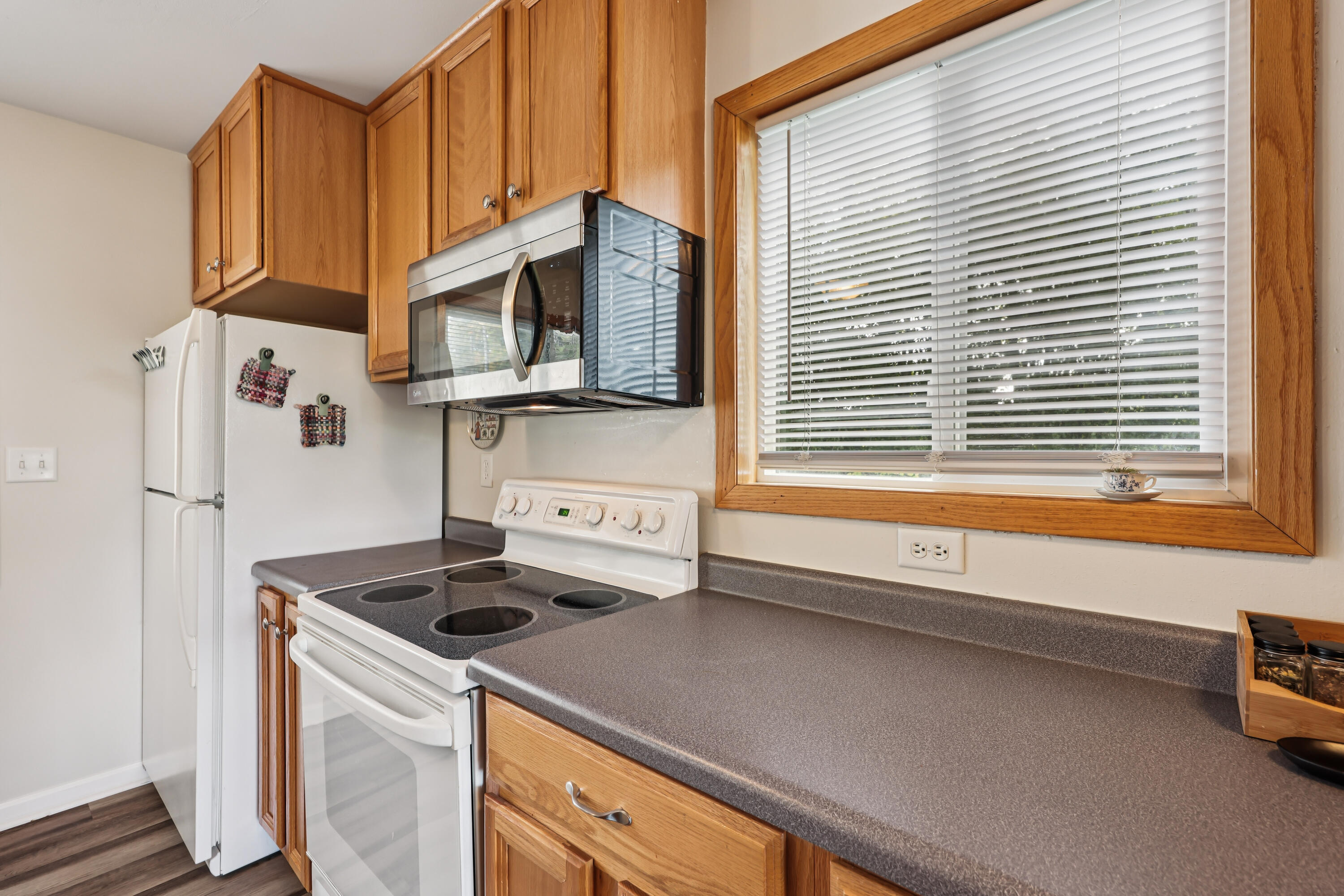 10216 North Baehr Road Mequon, WI 53092 - Photo 9 of 28 Kitchen
