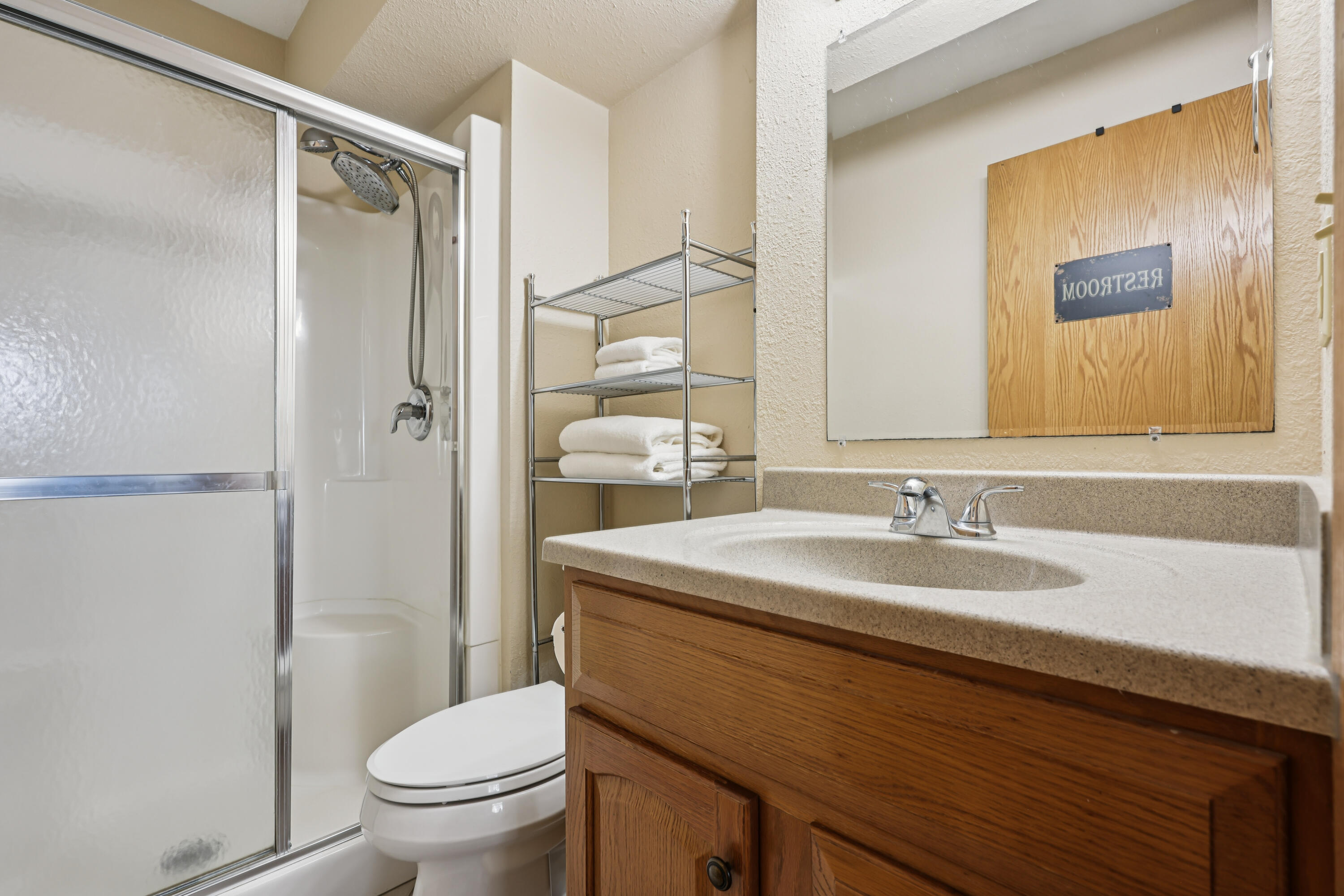 10216 North Baehr Road Mequon, WI 53092 - Photo 10 of 28 Full Bathroom