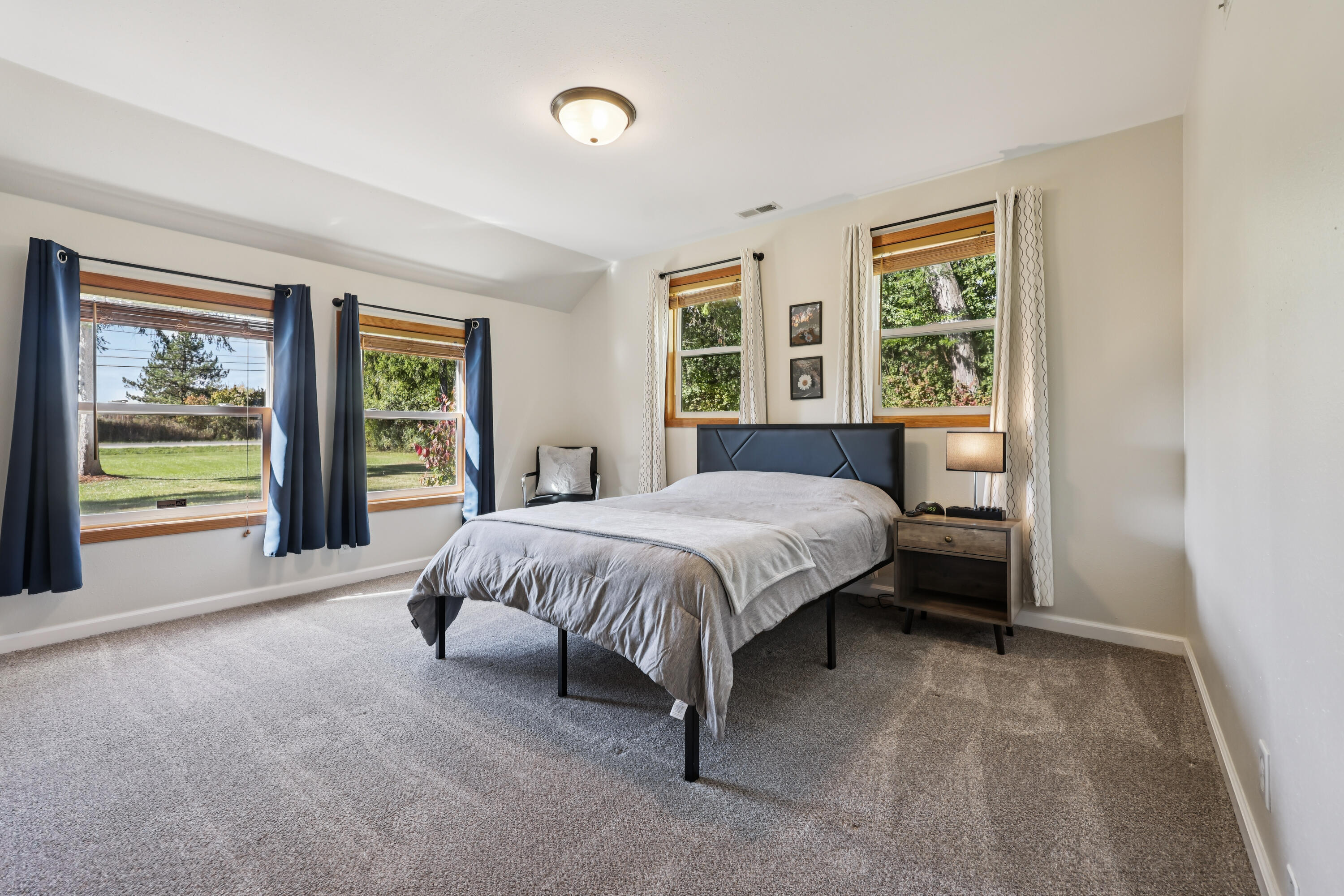 10216 North Baehr Road Mequon, WI 53092 - Photo 14 of 28 Primary Bedroom