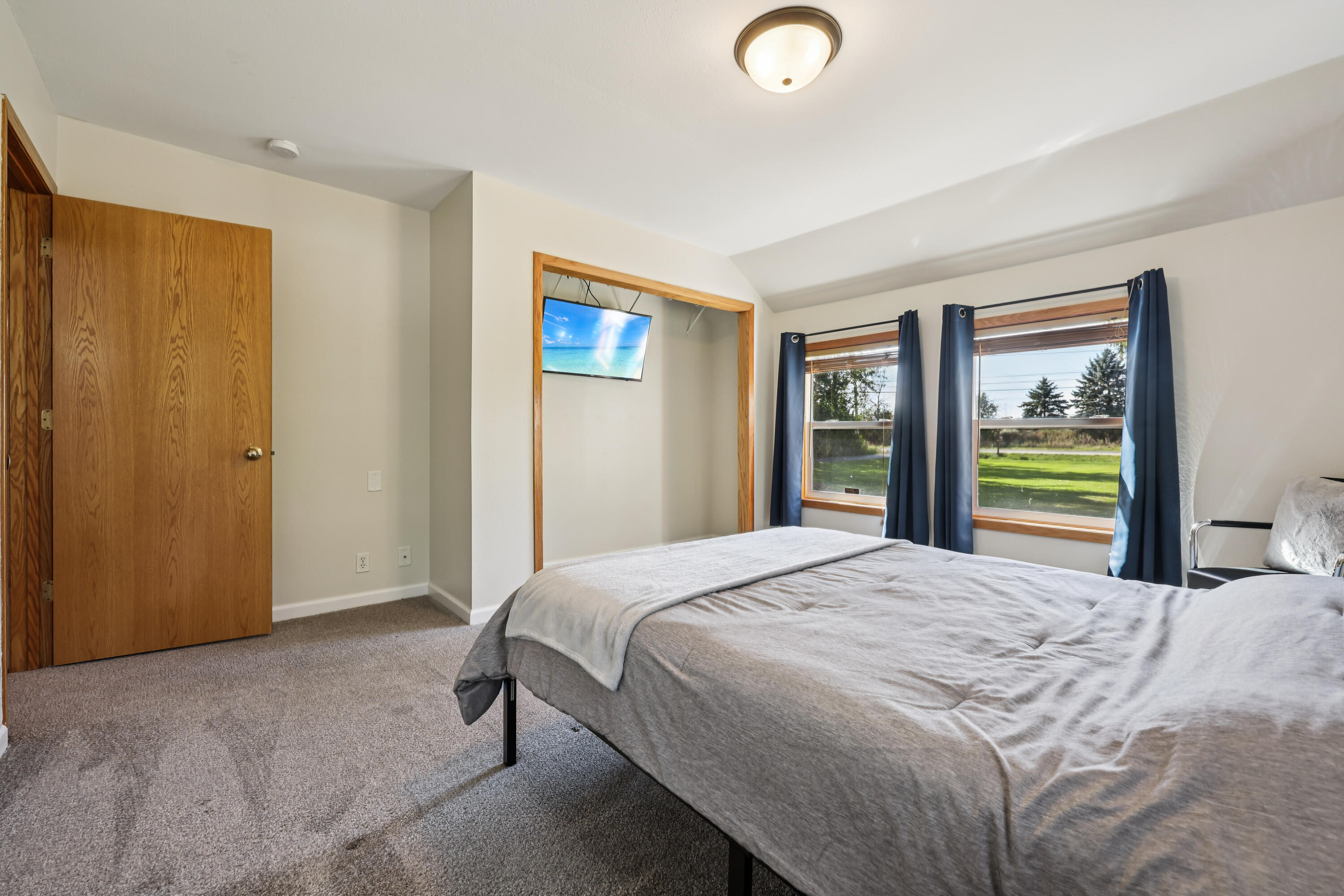 10216 North Baehr Road Mequon, WI 53092 - Photo 15 of 28 Primary Bedroom