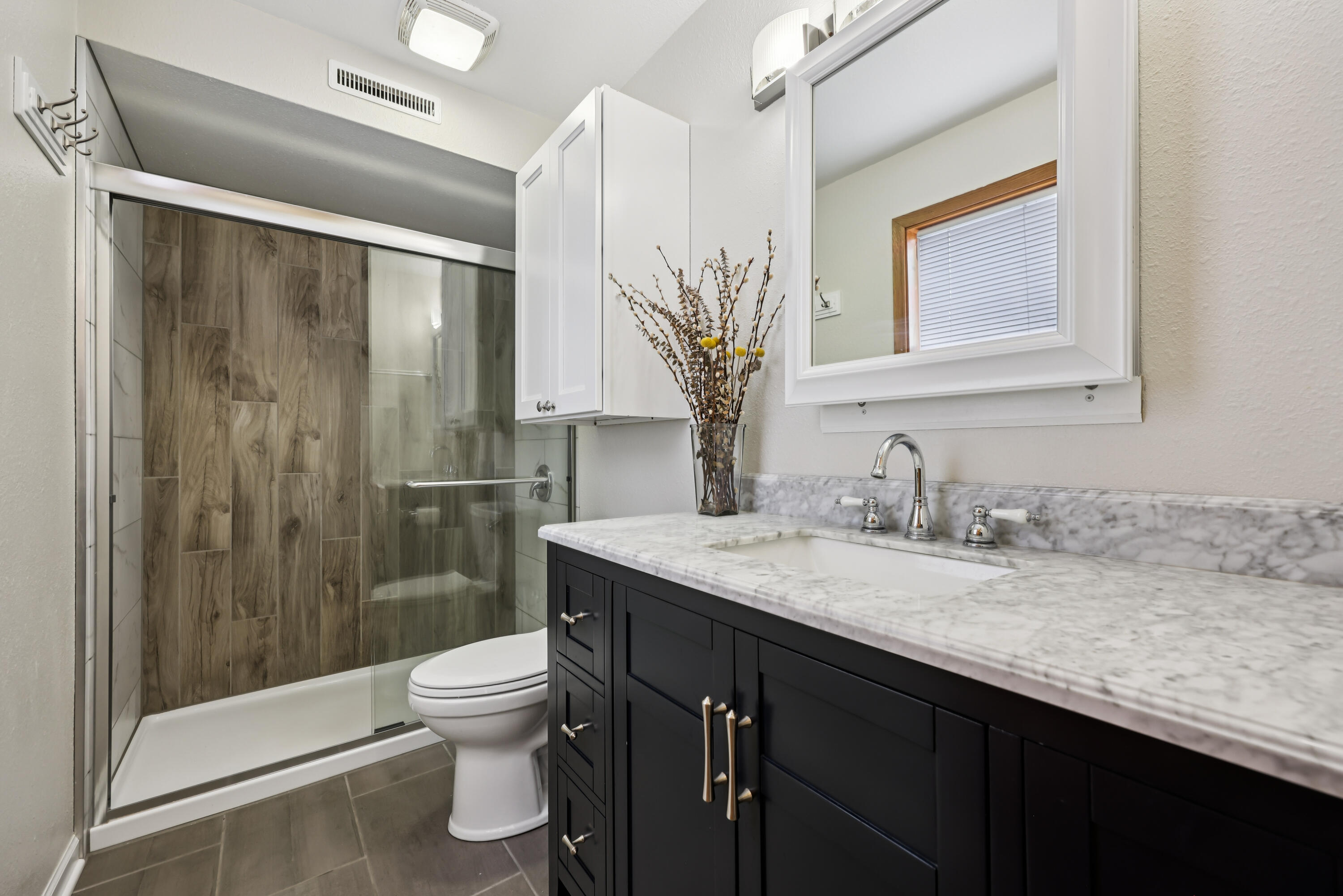 10216 North Baehr Road Mequon, WI 53092 - Photo 17 of 28 Full Bathroom