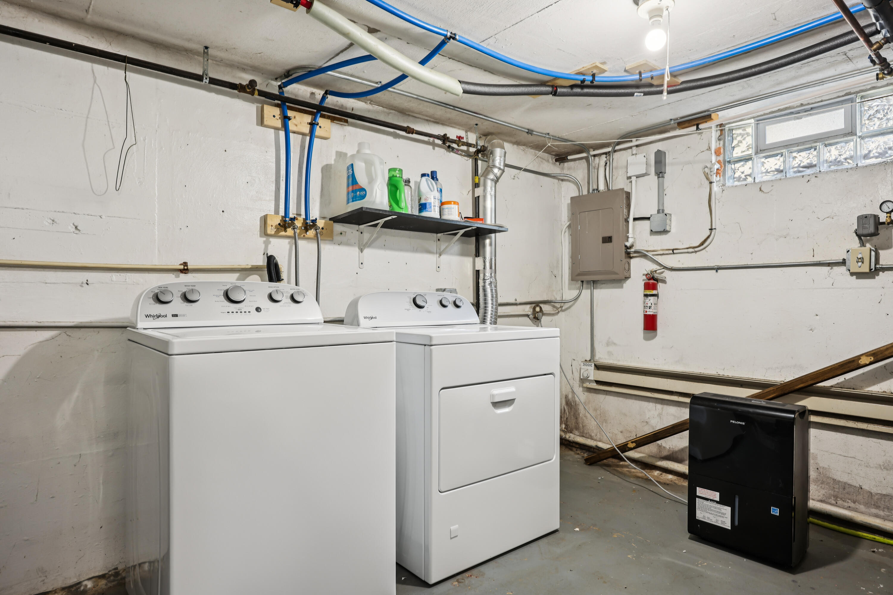 10216 North Baehr Road Mequon, WI 53092 - Photo 18 of 28 Laundry