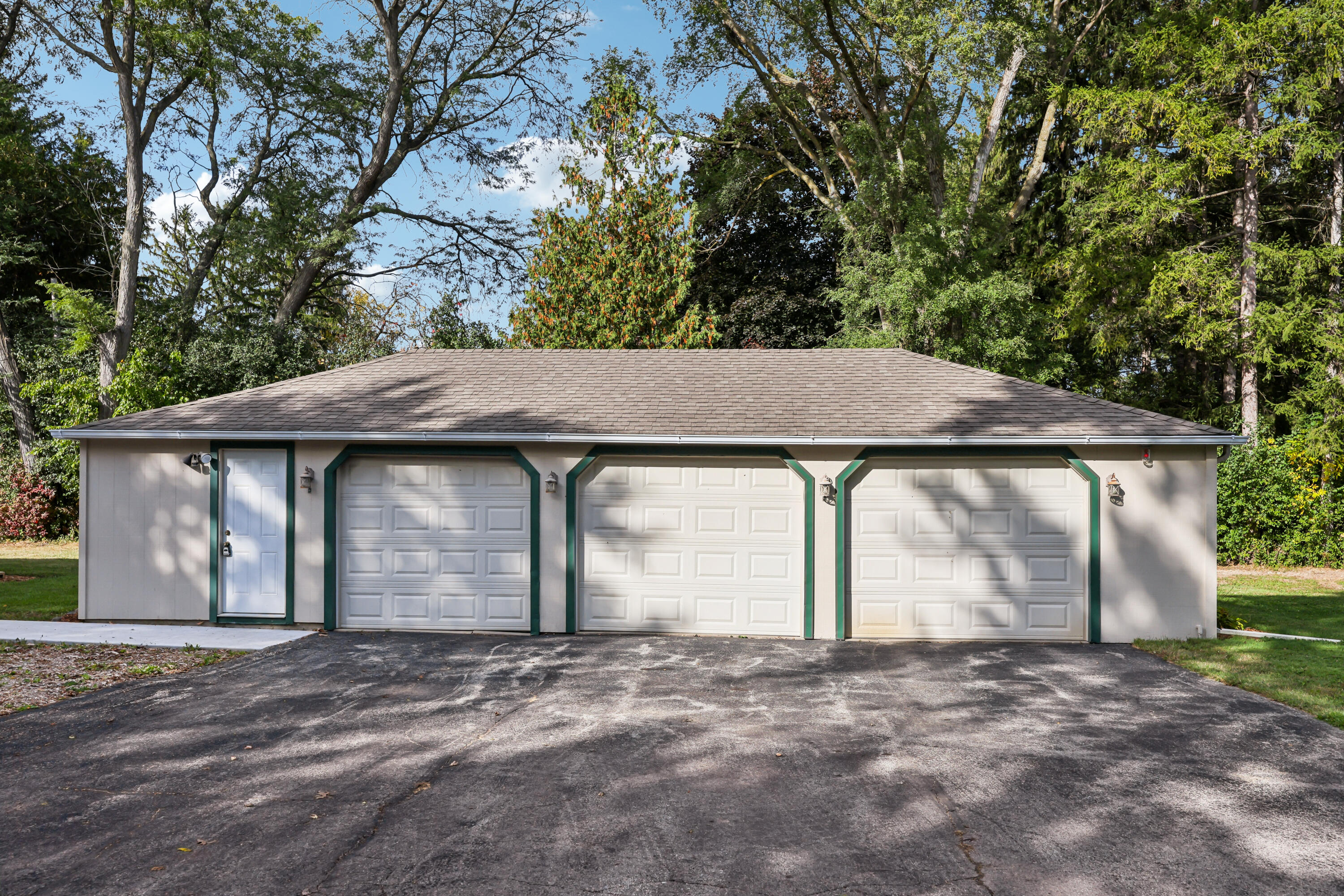 10216 North Baehr Road Mequon, WI 53092 - Photo 22 of 28 Garage