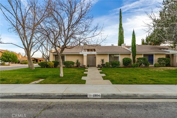a view of a house with backyard and plants