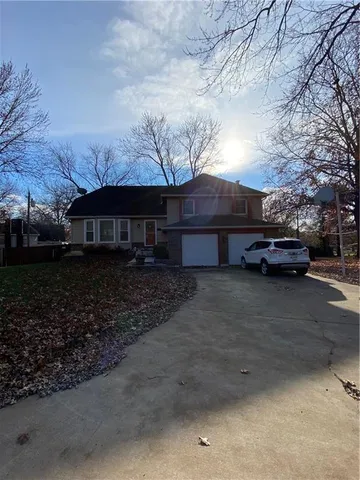 $360,000 | 9111 West 101st Terrace, Overland Park, KS 66212