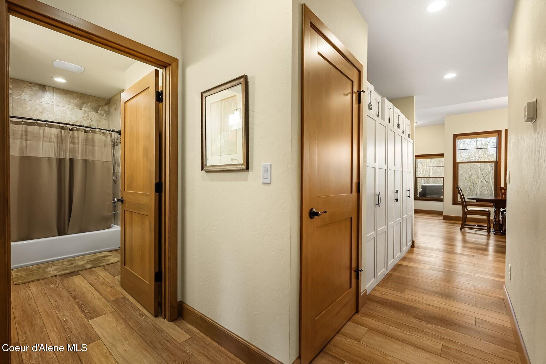 512 Guthrie Place, Unit 701 Dover, ID 83825 - Photo 12 of 40 Hallway Bath