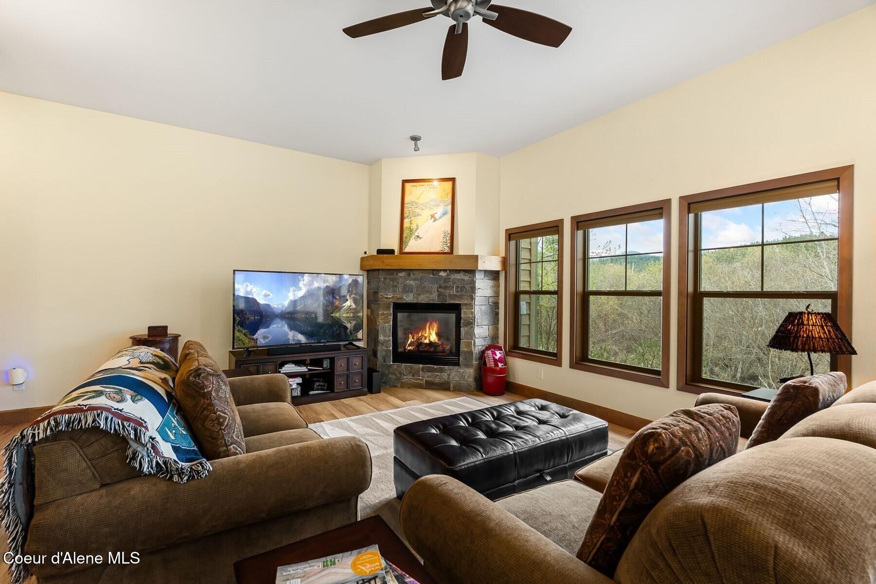 512 Guthrie Place, Unit 701 Dover, ID 83825 - Photo 7 of 40 Living Room