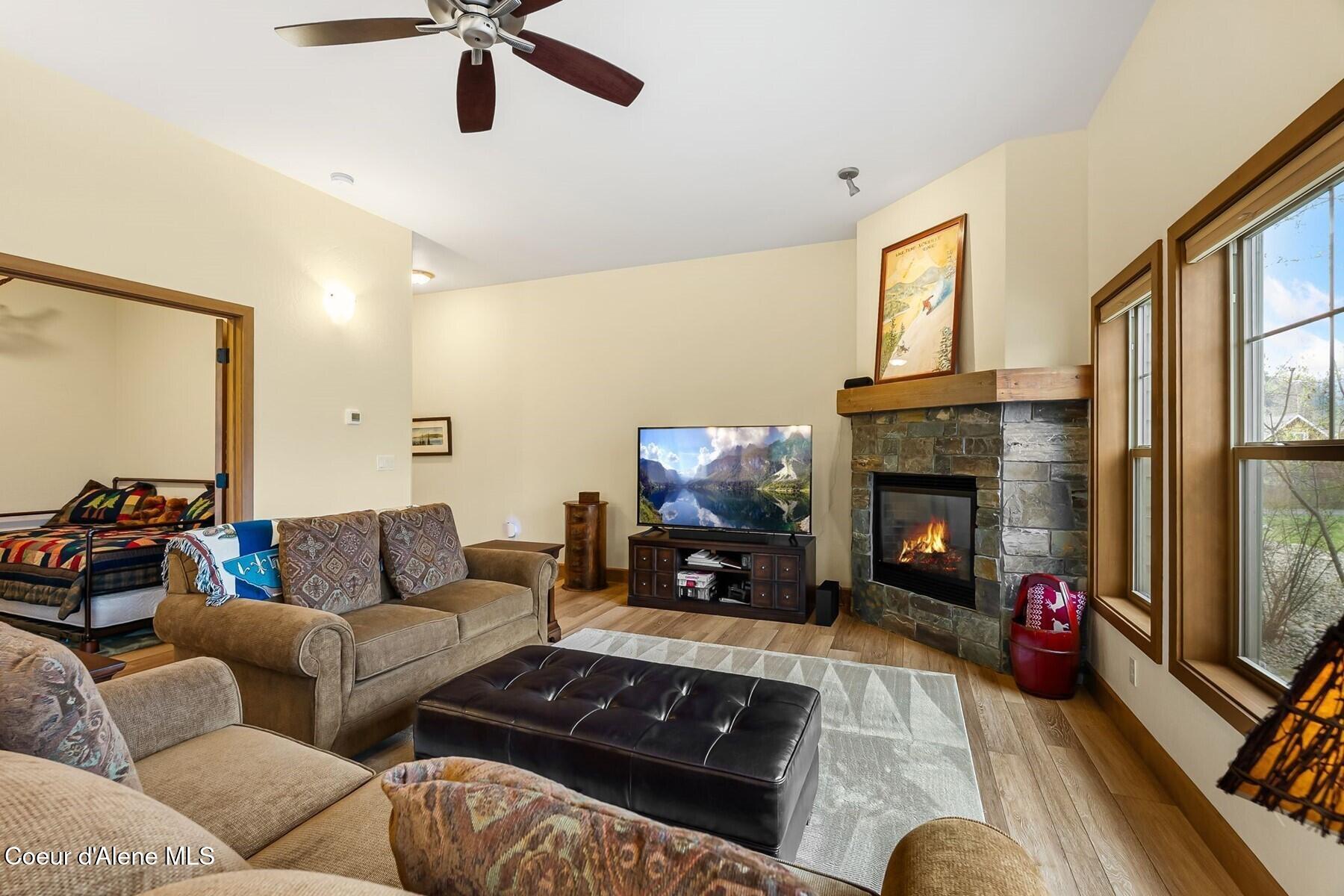 512 Guthrie Place, Unit 701 Dover, ID 83825 - Photo 8 of 40 Living Room