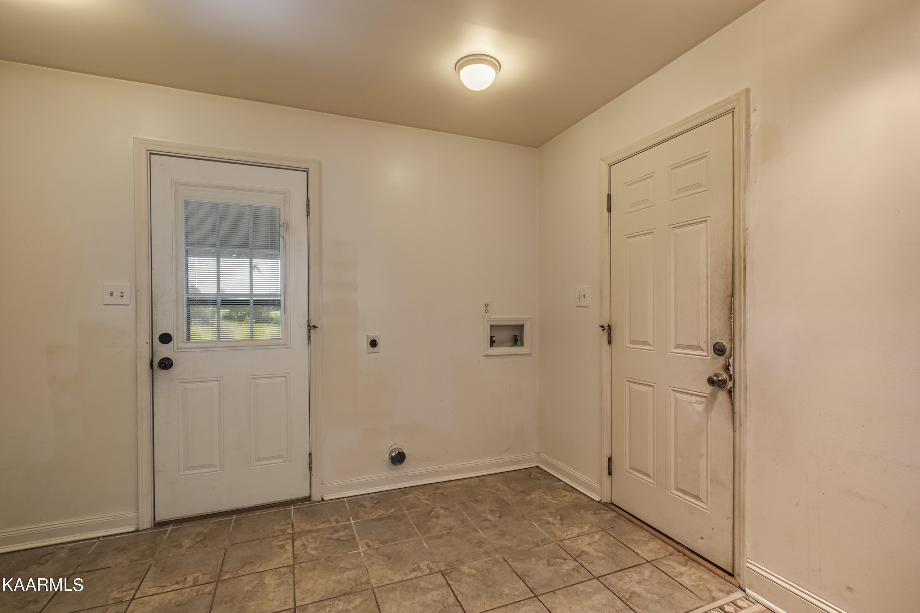 6233 Atkins Road Knoxville, TN 37918 - Photo 11 of 29 11_AtkinsRoad_6233_Porch-GarageExits