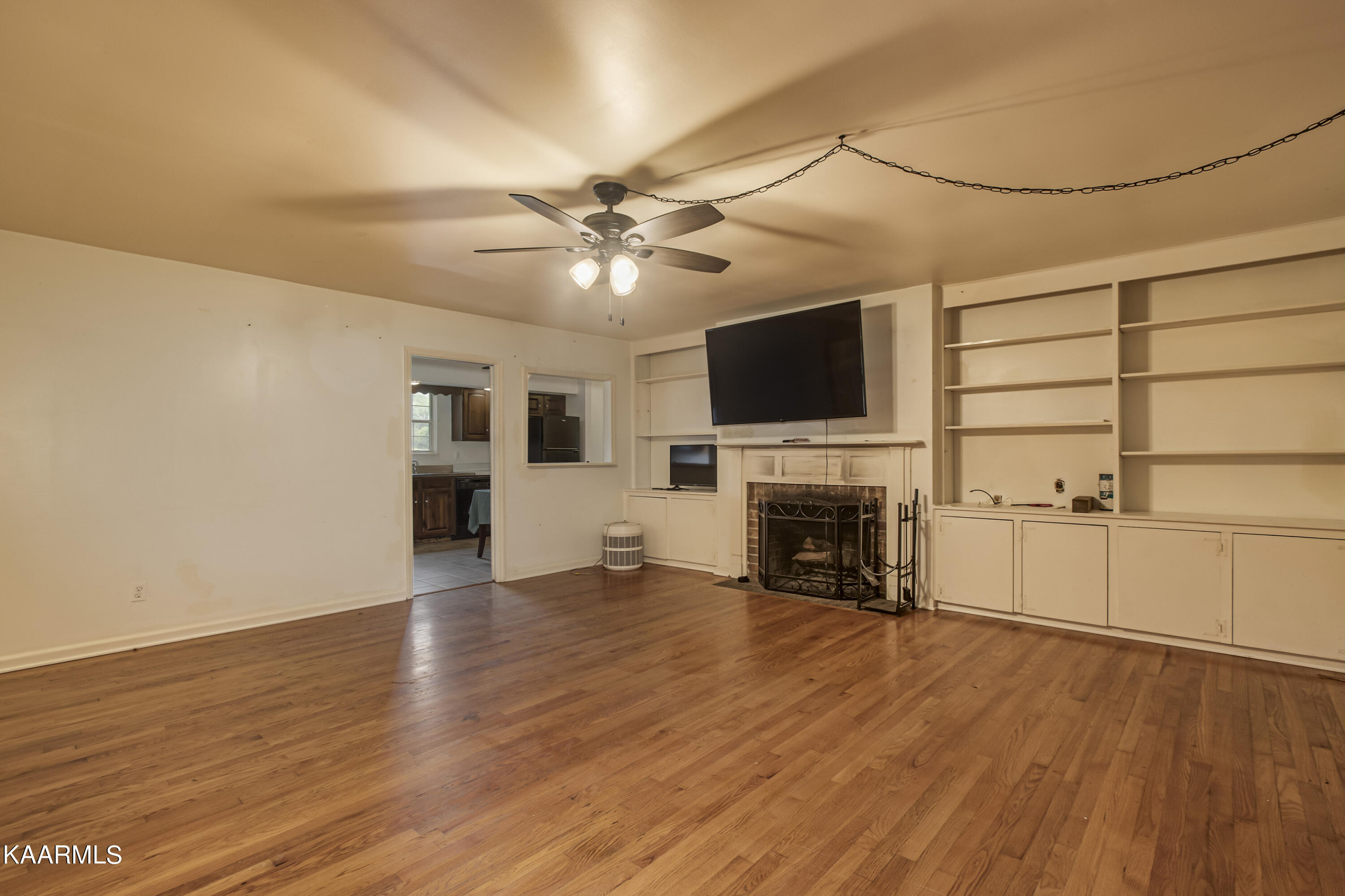 6233 Atkins Road Knoxville, TN 37918 - Photo 8 of 29 08_AtkinsRoad_6233_Living04