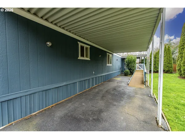a view of a backyard