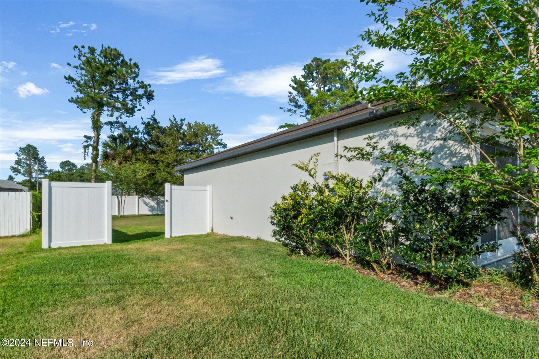 3 Pinwheel Lane Palm Coast, FL 32164 - Photo 18 of 20 a backyard of a house with lots of green space