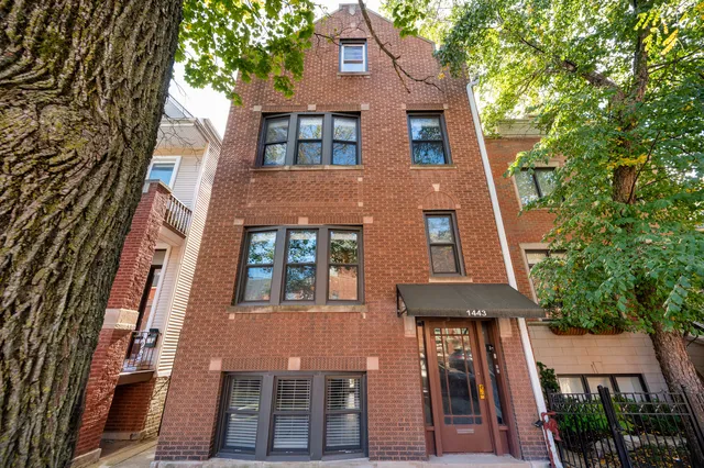 $2,400 | 1443 West Oakdale Avenue, Unit 1, Chicago, IL 60657