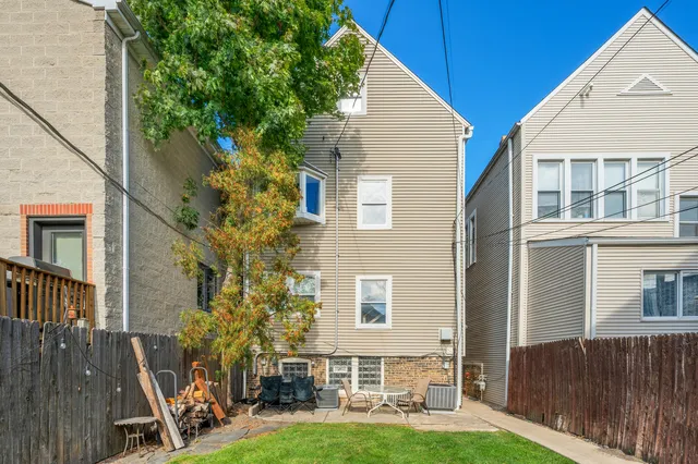 $2,400 | 1443 West Oakdale Avenue, Unit 1, Chicago, IL 60657