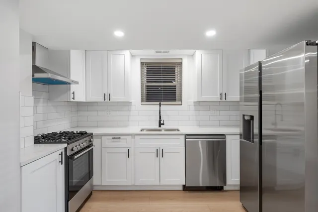 $2,400 | 1443 West Oakdale Avenue, Unit 1, Chicago, IL 60657