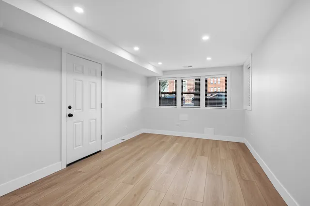 $2,400 | 1443 West Oakdale Avenue, Unit 1, Chicago, IL 60657