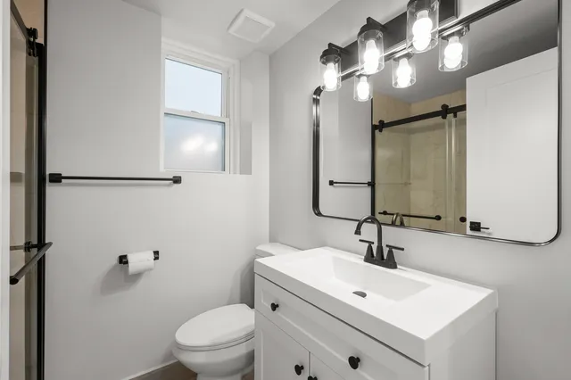 $2,400 | 1443 West Oakdale Avenue, Unit 1, Chicago, IL 60657