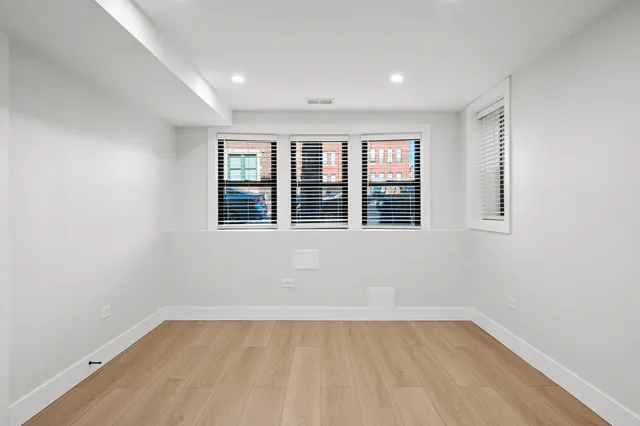 $2,400 | 1443 West Oakdale Avenue, Unit 1, Chicago, IL 60657