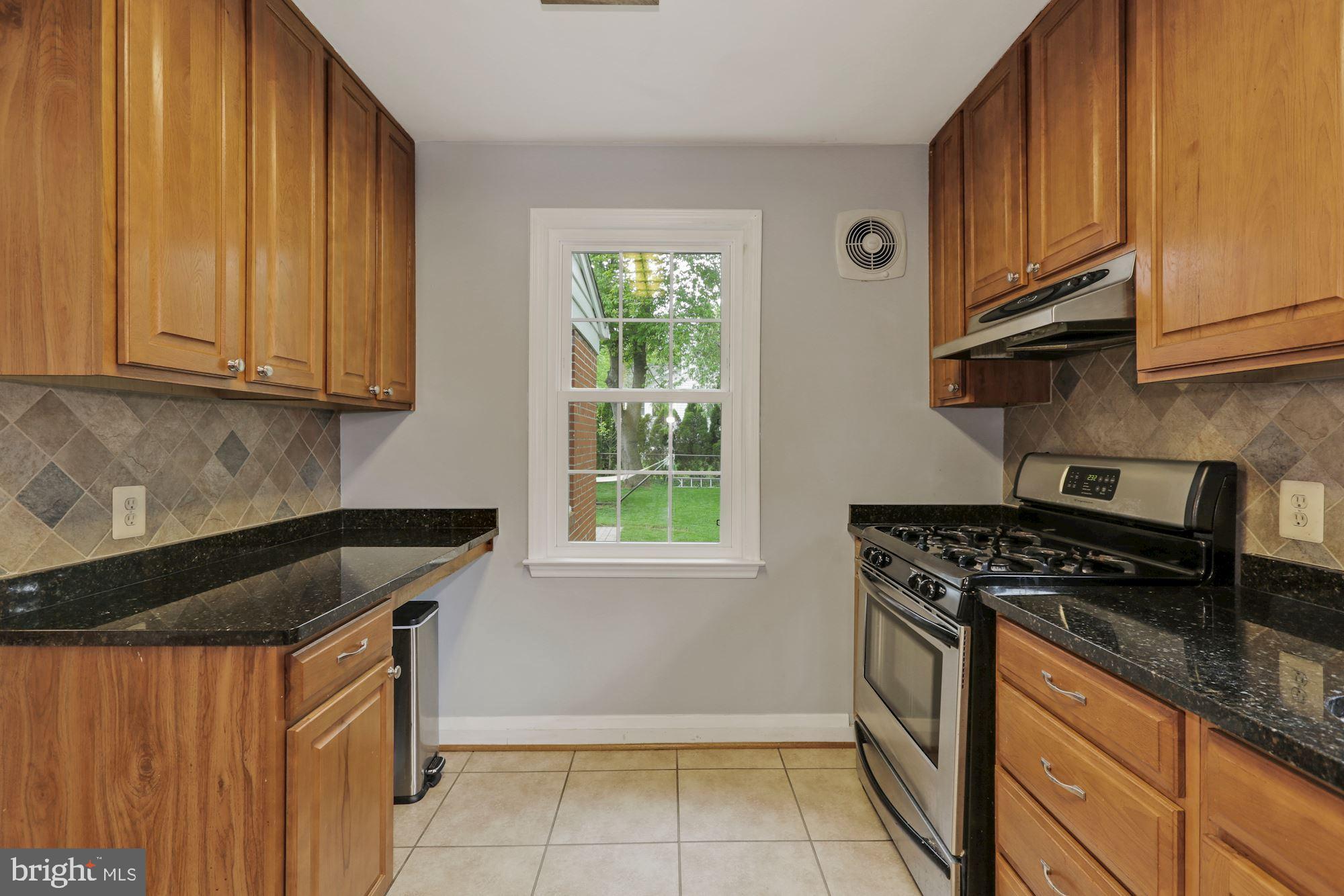 20 Dunmore Road Baltimore, MD 21228 - Photo 6 of 27 Kitchen with Granite & Stainless Steel Appliances