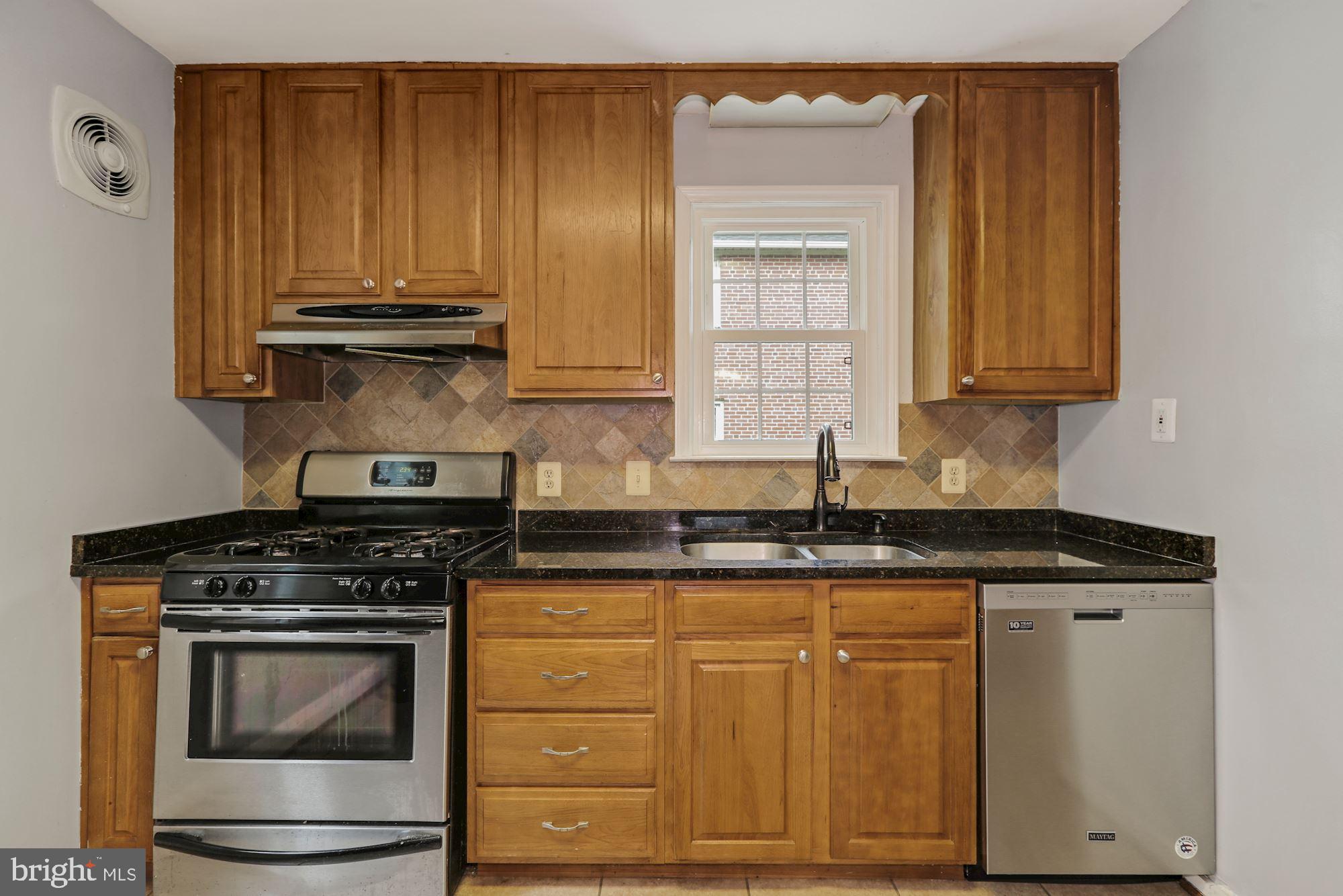 20 Dunmore Road Baltimore, MD 21228 - Photo 8 of 27 Kitchen with Granite & Stainless Steel Appliances