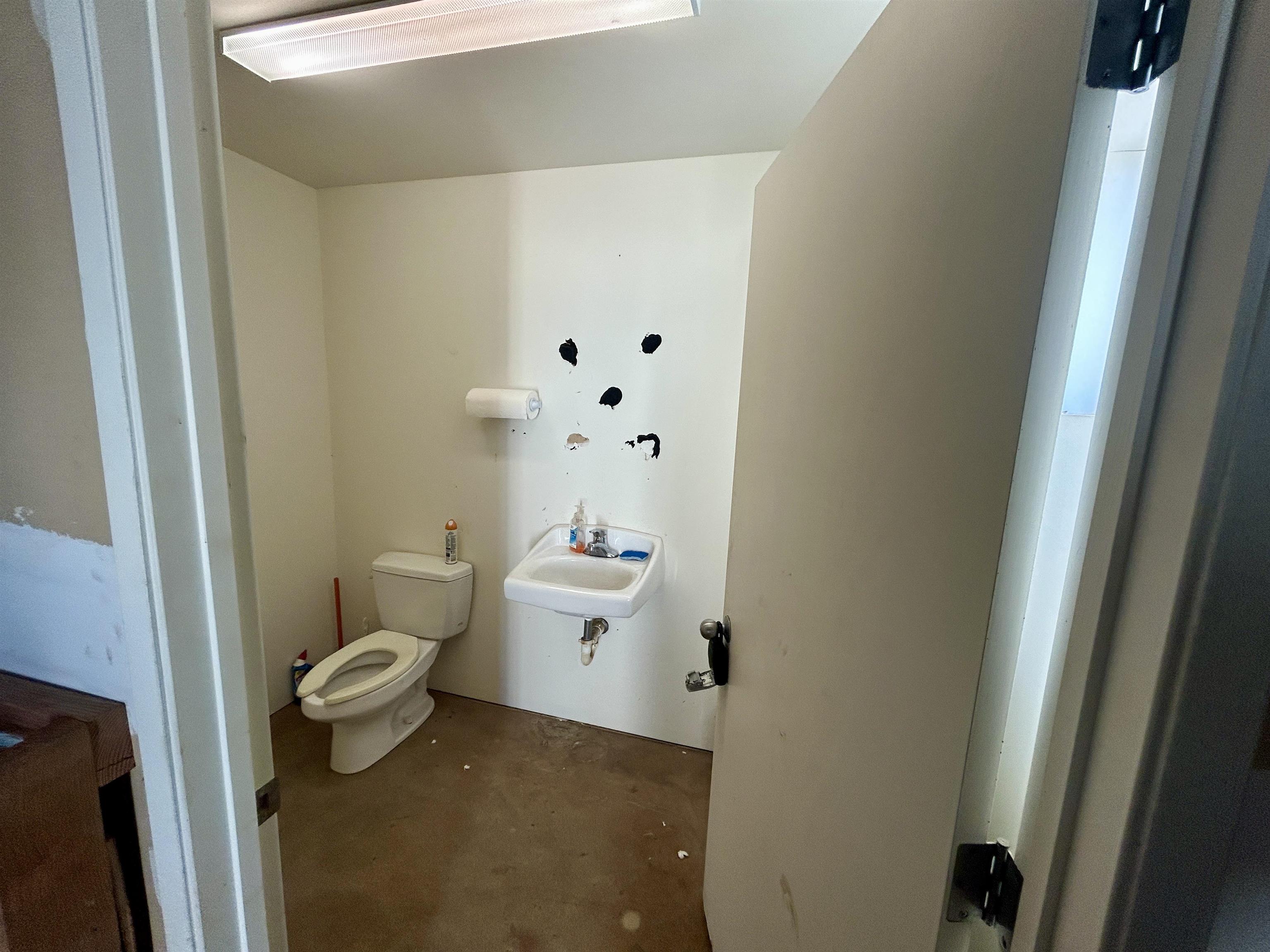 178 Kupuohi Street, Unit B106 Lahaina, HI 96761 - Photo 5 of 9 a bathroom with a sink and a toilet