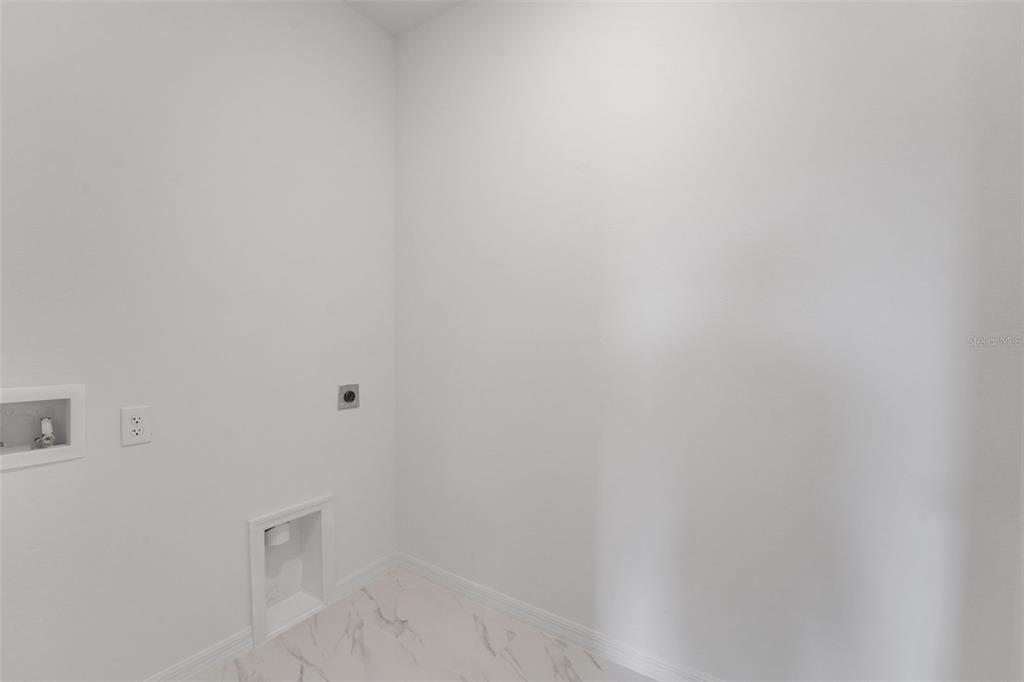 35424 Tuscan Hill Road Dade City, FL 33525 - Photo 16 of 42 a view of a bathroom