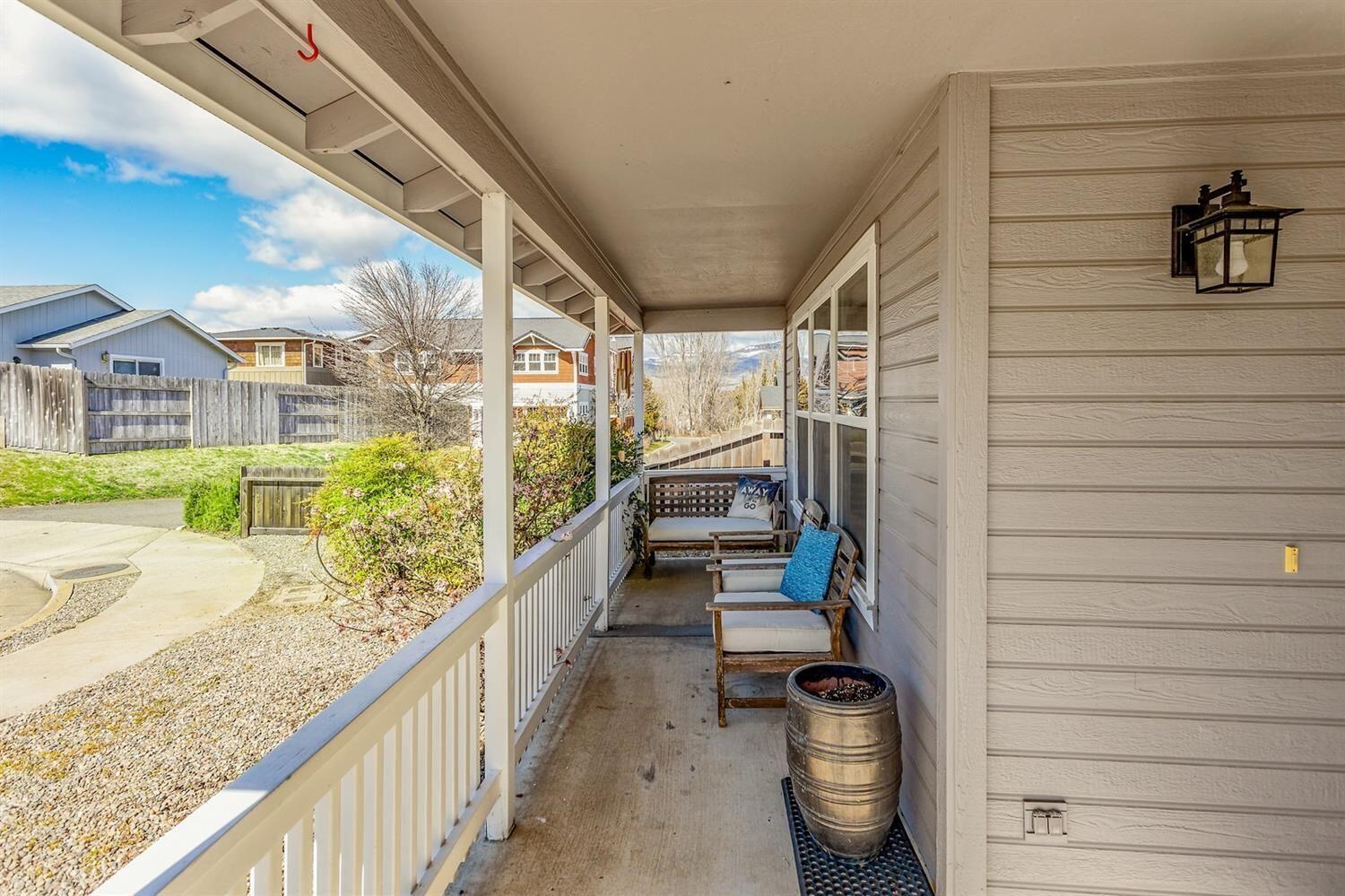 942 Spring Way Ashland, OR 97520 - Photo 3 of 35 Front porch