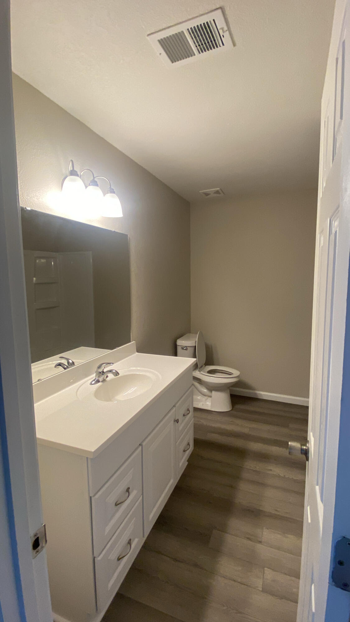 122 Hampton Drive Crestview, FL 32539 - Photo 6 of 12 a bathroom with a sink and a mirror