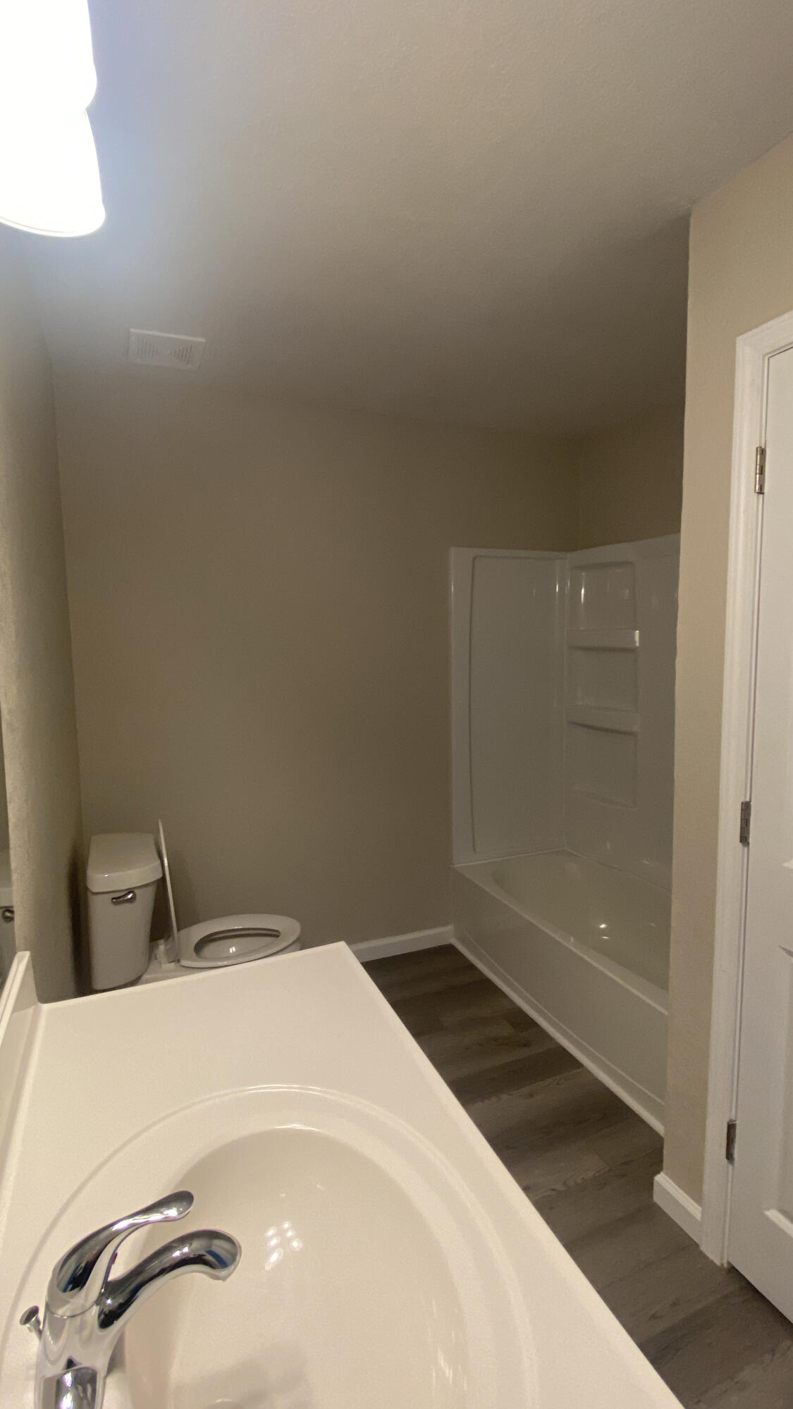 122 Hampton Drive Crestview, FL 32539 - Photo 7 of 12 a bathroom with a bathtub and shower