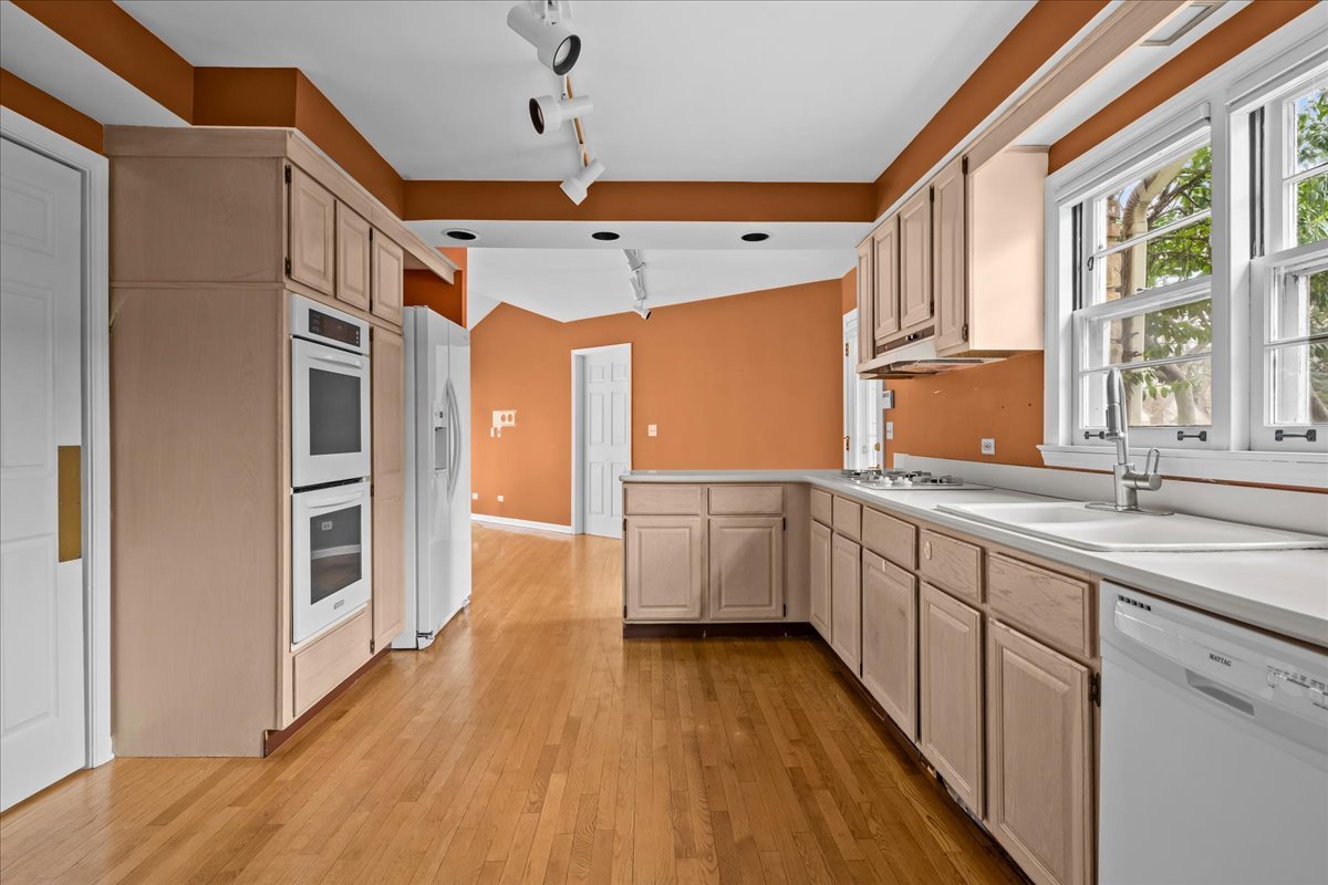 1120 Romona Road Wilmette, IL 60091 - Photo 9 of 33