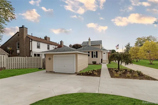 $2,000 | 33316 Jefferson Avenue, St. Clair Shores, MI 48082