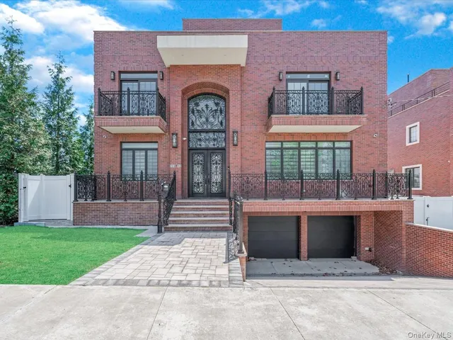 $2,890,000 | 233-12 Bay Street | Douglaston