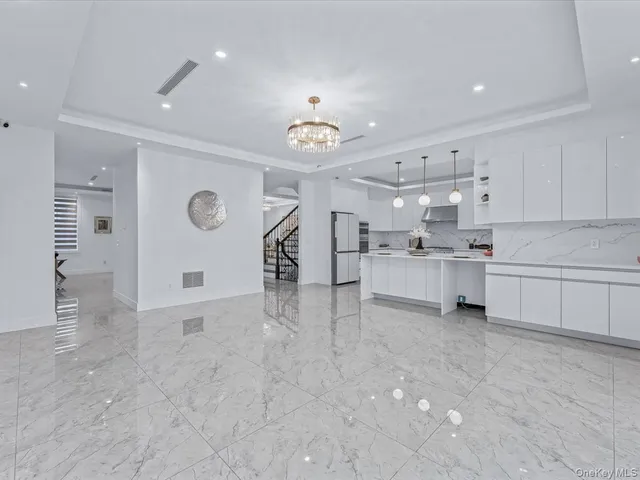 $2,890,000 | 233-12 Bay Street | Douglaston