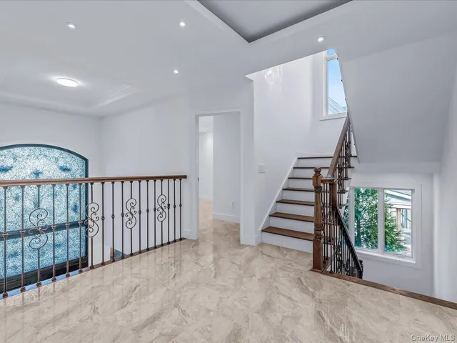$2,890,000 | 233-12 Bay Street | Douglaston