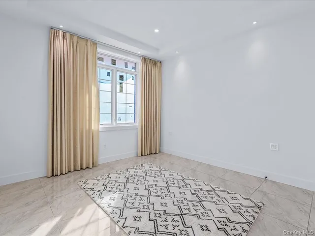 $2,890,000 | 233-12 Bay Street | Douglaston