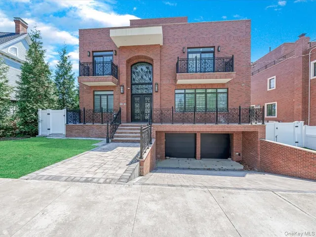 $2,890,000 | 233-12 Bay Street | Douglaston