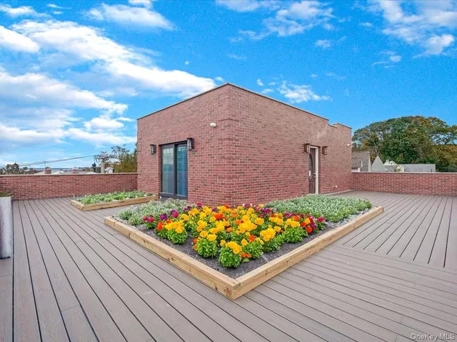 $2,890,000 | 233-12 Bay Street | Douglaston