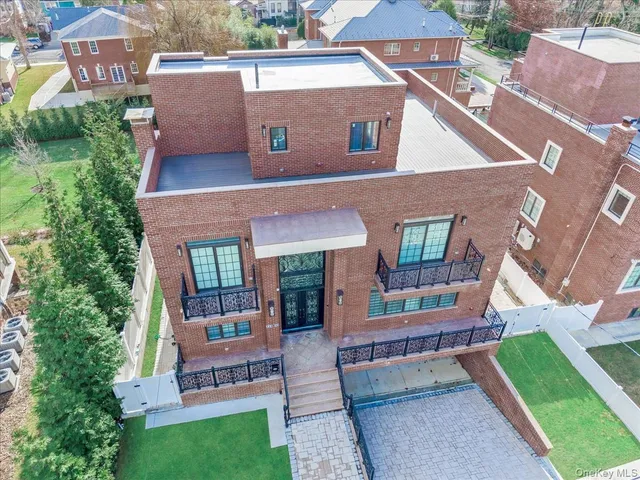 $2,890,000 | 233-12 Bay Street | Douglaston