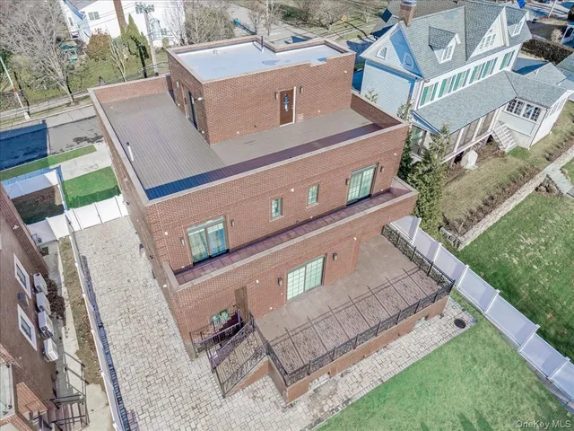 $2,890,000 | 233-12 Bay Street | Douglaston