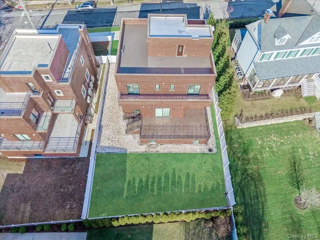 $2,890,000 | 233-12 Bay Street | Douglaston