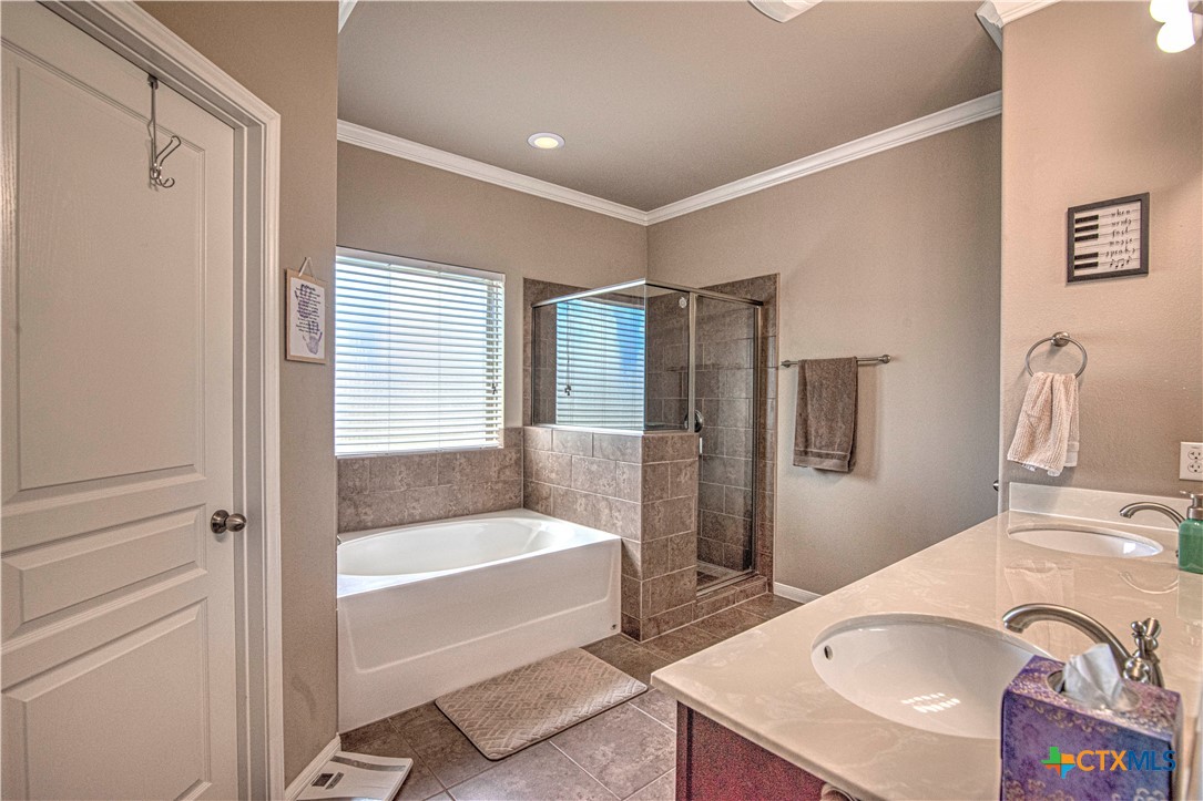 623 Coventry Drive Temple, TX 76502 - Photo 19 of 38 a bathroom with a tub sink and mirror