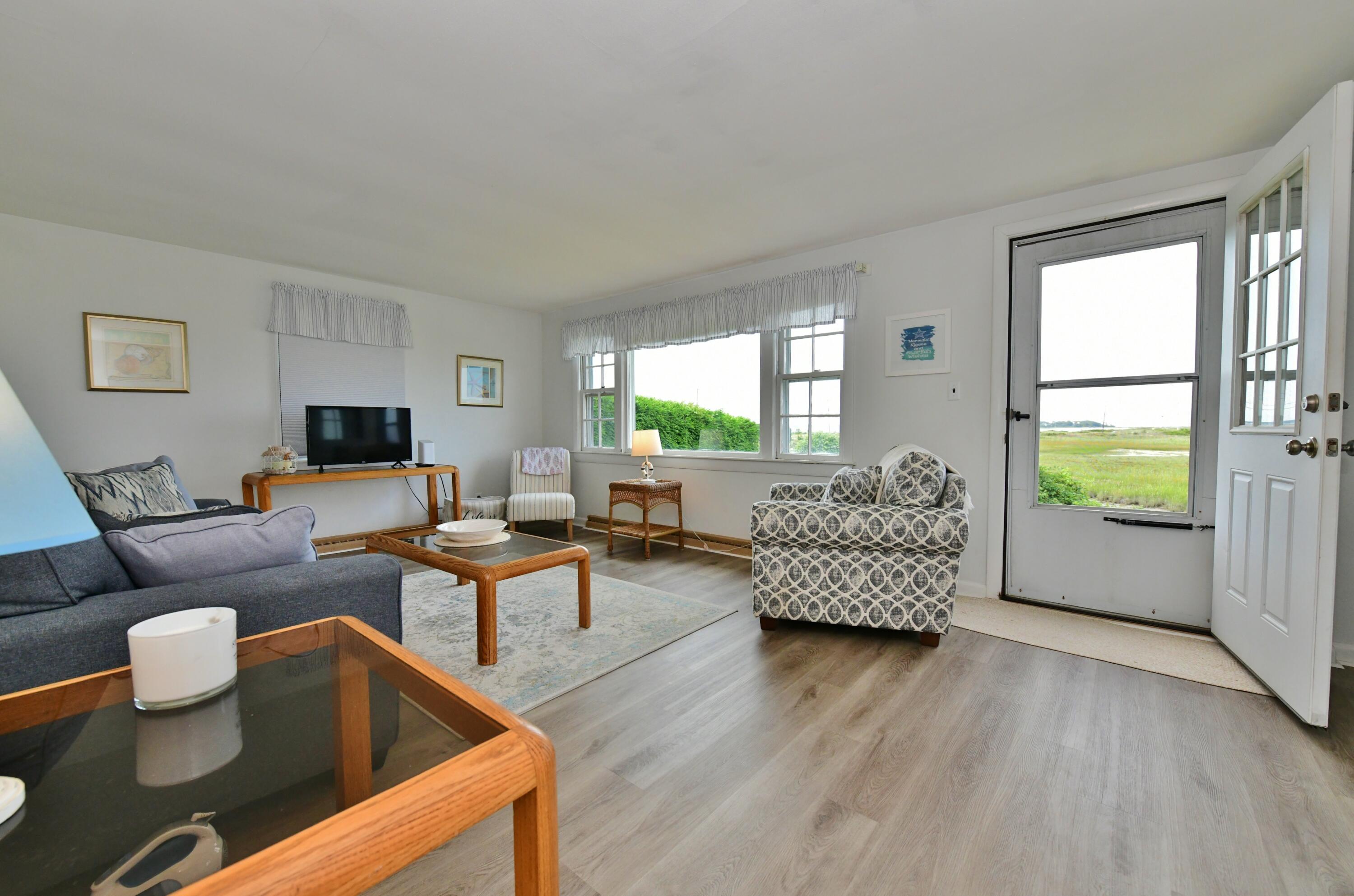 5 Spindrift Lane, Unit WINTER Buzzards Bay, MA 02532 - Photo 18 of 34 a living room with furniture and a window