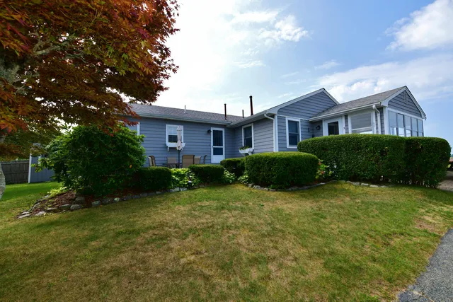 a view of a house with a backyard