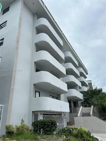 $2,350 | 110 South Shore Drive, Unit 4E, Miami Beach, FL 33141