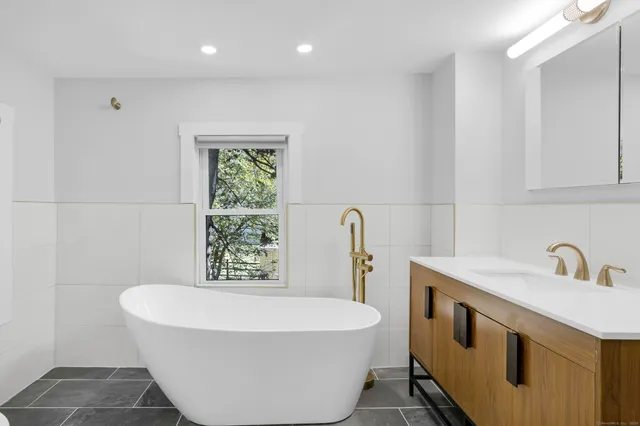 $3,250 | 48 Water Street, Unit 2, Glastonbury, CT 06073