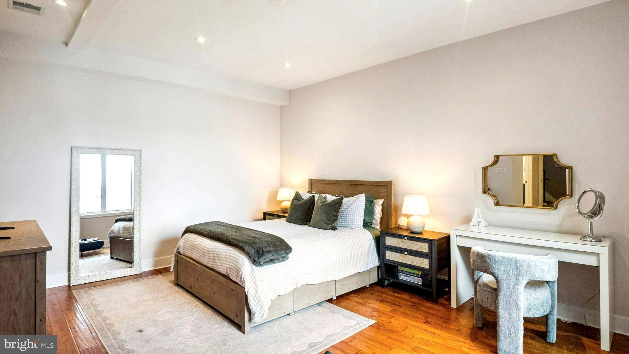 520 Kater Street, Unit D5 Philadelphia, PA 19147 - Photo 18 of 42 Large Primary Bedroom Suite